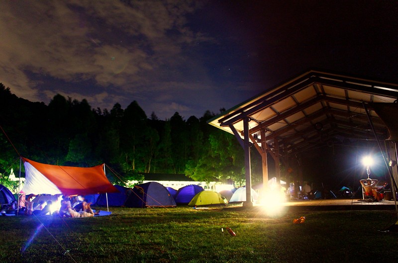 夜晚的营地全景.jpg