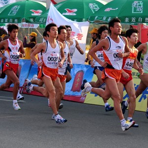 猛男赤足跑完杭州马拉松全程：感觉轻松 想跑向世界