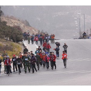 环泰山60公里大暴走活动开幕 两千多人参与671人走完全程