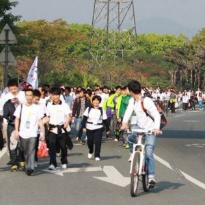 广东省东莞塘厦镇500多市民徒步20KM倡导环保