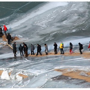 山西偏关1月5日举行冰上国际徒步活动