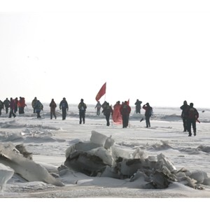 冰上徒步穿越青海湖的探险队实现25公里穿越