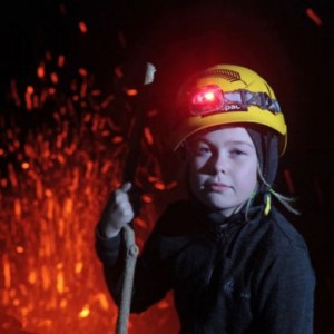 新西兰10岁女孩随父亲勇攀火山