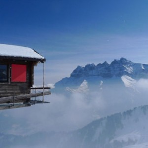 瑞士山顶悬浮木屋摇摇欲坠观美景