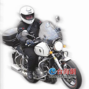 台湾大叔骑摩托环游大陆 称不虚此生