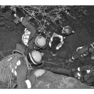 登山客探山洞古迹失足摔伤被困