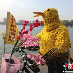 南京现身“鸟叔” 万里走单骑宣传环保