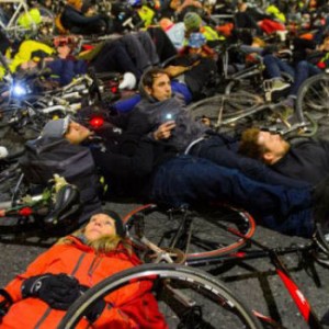 伦敦上千骑车者扮“死尸”抗议恶劣交通