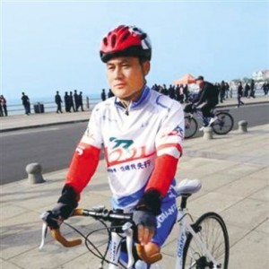 青海湖畔独腿骑行人王永海 自行车当左腿