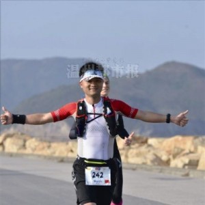 温州牛人香港100公里超级跑拿到小铜人