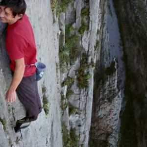 美国男子徒手挑战760米最危险攀岩路线