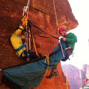 女子挑战著名攀岩路线360米峭壁搭帐篷睡觉