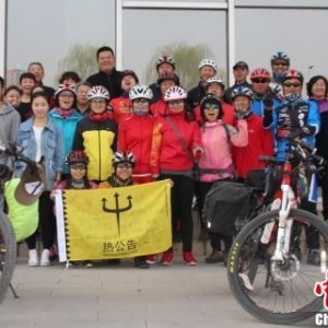 小伙携未婚妻骑单车去台湾 倡导低碳环保