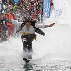 俄罗斯举办趣味滑水比赛 现场欢乐选手装扮奇葩