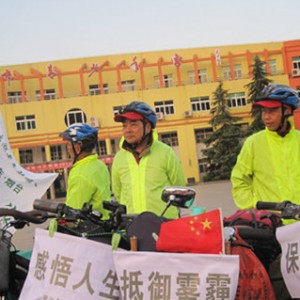 浙江平湖老年骑游队骑单车上北京