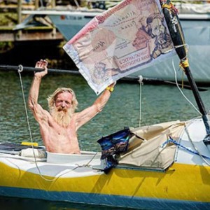 波兰67岁老人划皮划艇成功穿越大西洋