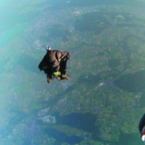 刷新世界纪录 瑞士男子8000米高空无氧跳伞