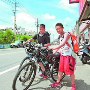 香港女孩骑单车环台 叹“台湾人好热情”