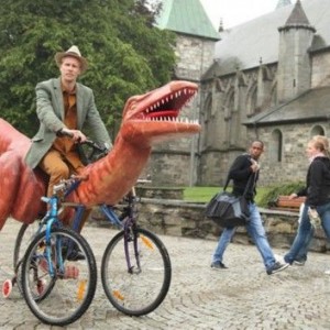 艺术家骑全手工打造恐龙自行车环游挪威