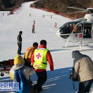 999急救中心医疗直升机举行首次雪场演练图