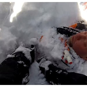美国男子登山遇雪崩被埋 摄像头记录惊险过程