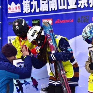 冬运会亚军助阵南山业余猫跳滑雪比赛